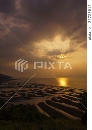 御輿来海岸は干潮と夕陽が重なり干潟に美しい砂紋が現れ彫刻のような光景は一年を通して数十日程度 25723612