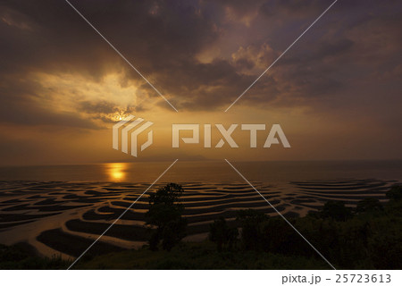 景行天皇も見惚れたという伝説の美しい御輿来海岸。夕日が砂紋を照らす幻想的な彫刻のような雄大な曲線美 25723613