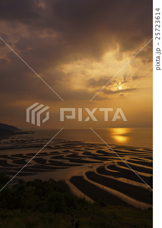 干満の差が日本一といわれ潮が引いた御輿来海岸の砂地には風と波による優美な曲線の砂紋砂干潟が現れる 25723614