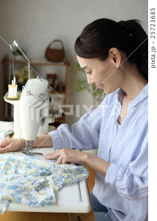 自宅で洋裁の仕事をする女性 25723685