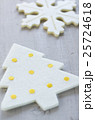 雪の結晶とクリスマスツリーのクリスマスイメージ 25724618