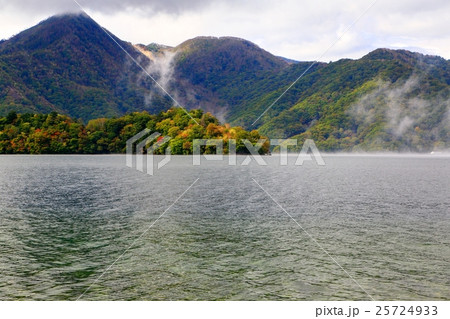 紅葉の中禅寺湖・八丁出島 紅葉の中禅寺湖・八丁出島 25724933
