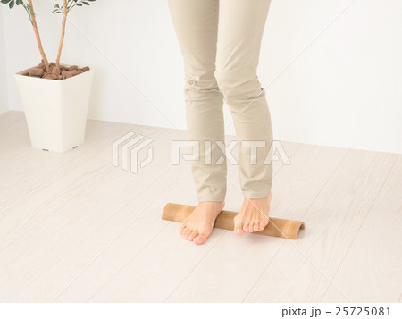 青竹踏みをする女性 25725081