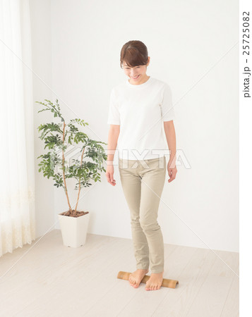 笑顔で青竹踏みをする女性 笑顔で青竹踏みをする女性 25725082