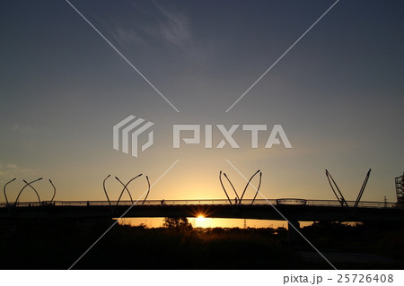 朝の人道橋 25726408