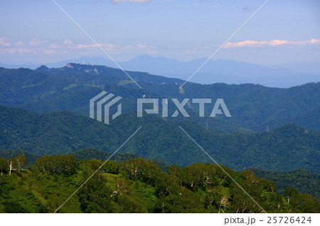 真夏の無意根山登山道から見る手稲山と背後の樺戸山地 真夏の無意根山登山道から見る手稲山と背後の樺戸山地 25726424