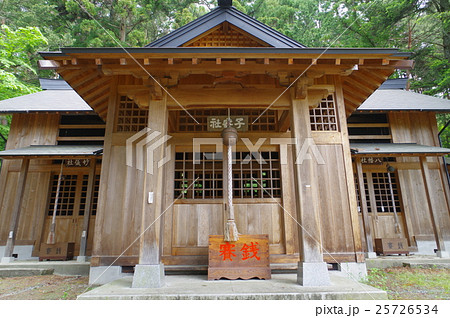 信州 伊那の神社 子安社本殿 伊那市美篶芦沢 子安社 天満宮 妙義社の三社を祀るの写真素材