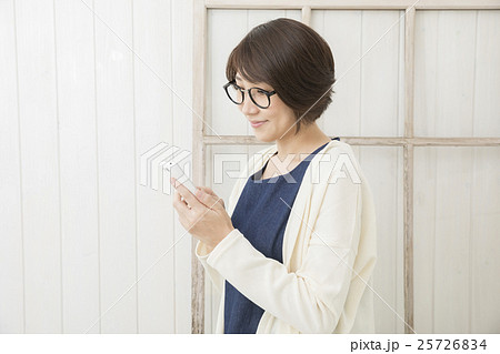 スマホをチェックする女性 スマホをチェックする女性 25726834