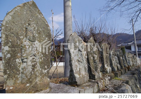 信州　安曇野　豊科熊倉地区　佛法寺跡地の百体観音　江戸時代後期の石仏たち 25727069
