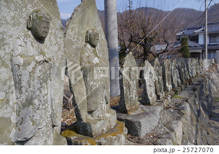 信州　安曇野　豊科熊倉地区　佛法寺跡地の百体観音　江戸時代後期の石仏たち 25727070