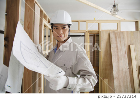 建築　建設　建築現場　現場監督　工事現場　建設業　建築業　大工　ガテン系　建設現場 25727214