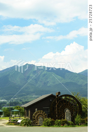 南阿蘇の田園風景と阿蘇五岳が望める道の駅「あそ望の郷くぎの」水車と新緑が美しい大自然 25728723