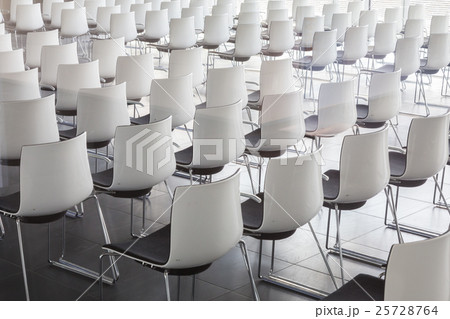 Empty white chairs in contemporary conference hall 25728764