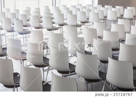 Empty white chairs in contemporary conference hall 25728767