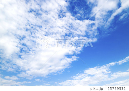 青空 空 雲 秋の空 背景 背景素材 10月 コピースペースの写真素材