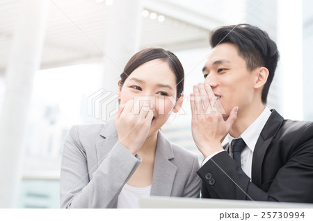 businesspeople talk in office 25730994
