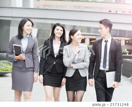 businesspeople talk in office 25731248