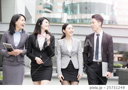 businesspeople talk in office 25731249