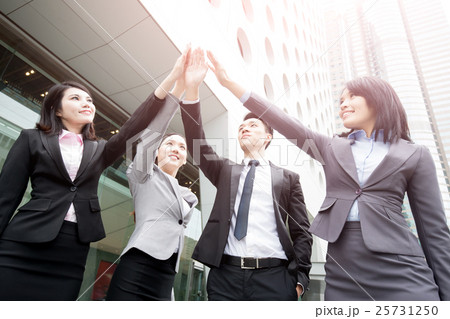 businesspeople give five 25731250