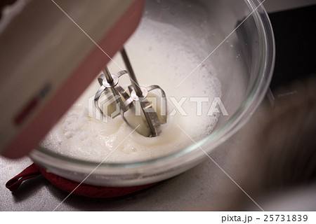 メレンゲに砂糖 25731839