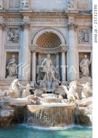 Spectacular Trevi Fountain at sunset.Rome Spectacular Trevi Fountain at sunset.Rome 25732390