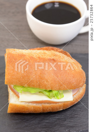 おいしいフランスパンサンドとコーヒー おいしいフランスパンサンドとコーヒー 25732864
