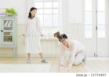 夫婦　鬼嫁イメージ　リビング 25734807