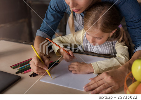 Lovely little girl drawing with her mother in the Lovely little girl drawing with her mother in the 25735022