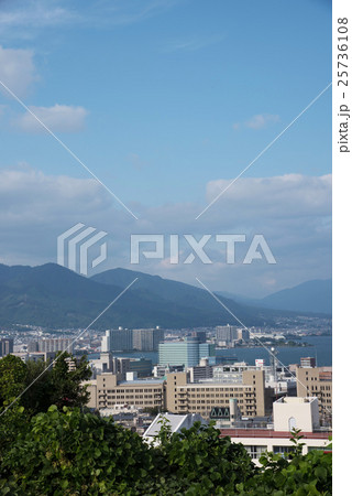 名神高速道路の大津サービスエリア上り線から見る琵琶湖方面の景観 名神高速道路の大津サービスエリア上り線から見る琵琶湖方面の景観 25736108