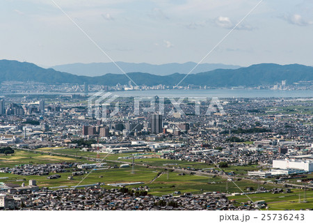 三上山から俯瞰する湖南の平野と市街地 25736243