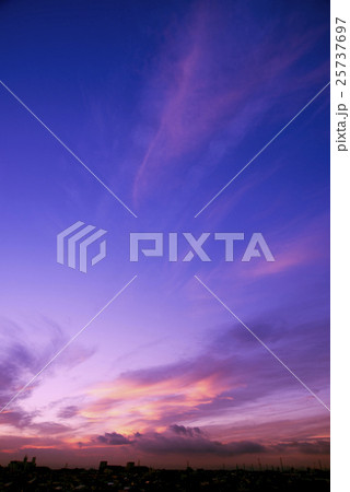 夕陽に染まる雲 夕陽に染まる雲 25737697