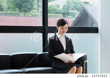 オフィスでソファに座る女性 25737833