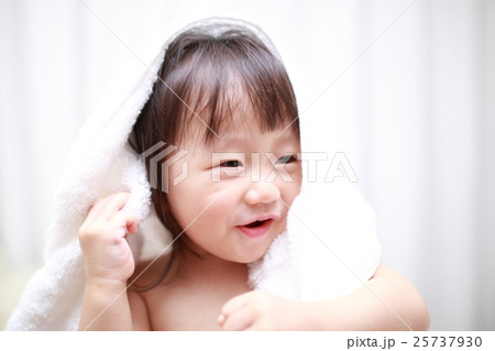 風呂上がり タオル 赤ちゃん ライフスタイル 赤ん坊 子供 子育て 育児 裸 ホワイト 湯上り の写真素材