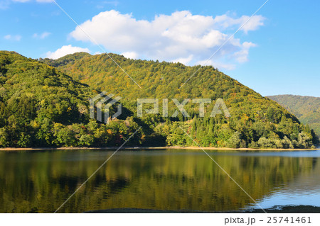 桧原湖の水面 25741461