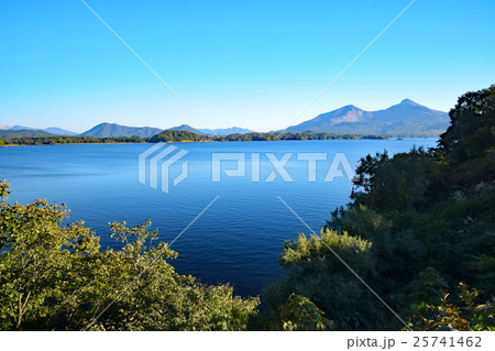 磐梯山と桧原湖 25741462