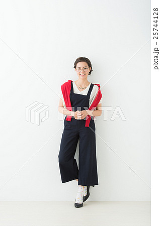 ファッションモデル　カーディガン（白背景） 25744128