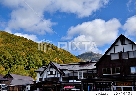 酸ヶ湯温泉と八甲田山 酸ヶ湯温泉と八甲田山 25744409