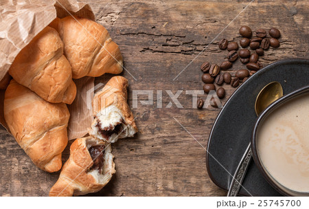 Fresh croissants and coffee  25745700