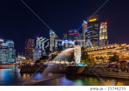 シンガポール マリーナベイの夜景とマーライオンの写真素材