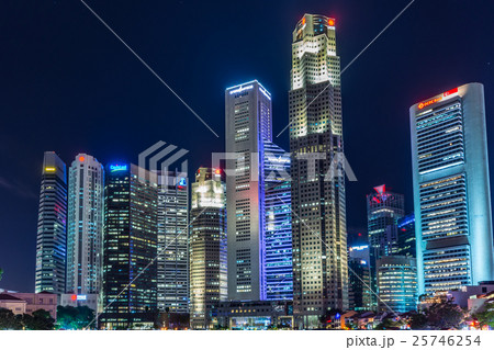 シンガポール マリーナベイ高層ビルの夜景の写真素材