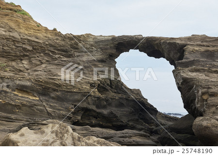 複数の堆積地層で形成されている城ヶ島馬の背洞門、神奈川県三浦市 複数の堆積地層で形成されている城ヶ島馬の背洞門、神奈川県三浦市 25748190