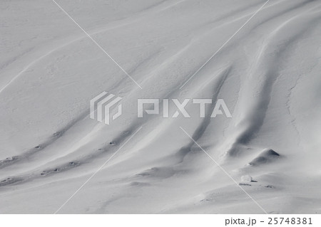 雪面についたボードのトラック 横 雪面についたボードのトラック 横 25748381