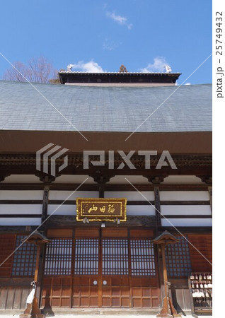 信州　松本の寺院　徳運寺　本堂　正面縦　松本市文化財指定の江戸末期の建造物 25749432