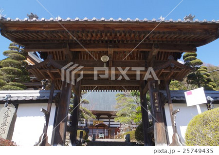 信州 松本の寺院 徳運寺 山門俯瞰 松本市文化財指定の江戸末期の建造物 信州 松本の寺院 徳運寺 山門俯瞰 松本市文化財指定の江戸末期の建造物 25749435