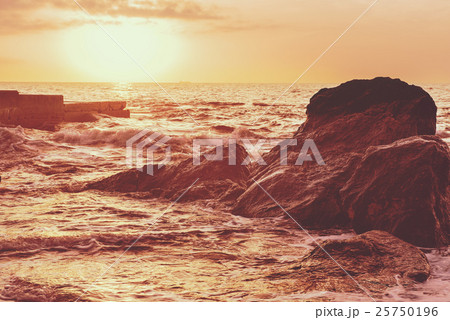 Sea splashing on rocks Sea splashing on rocks 25750196