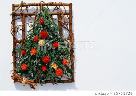 ストロベリーフィールドのクリスマスツリー 25751729