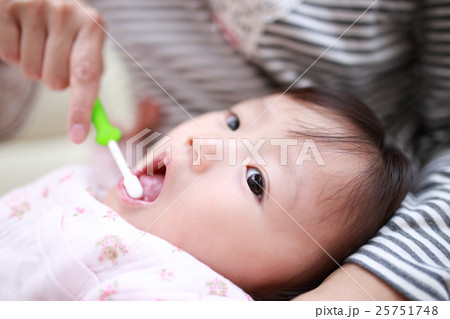 歯磨き 赤ちゃん (歯ブラシ ハミガキ ベビー 幼児 女の子 1才 1歳 親子 ママ デンタルケア) 25751748
