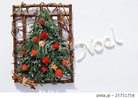 ストロベリーフィールドのクリスマスツリー ストロベリーフィールドのクリスマスツリー 25751758
