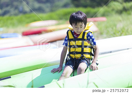 ライフジャケットを着た男の子 ライフジャケットを着た男の子 25752072