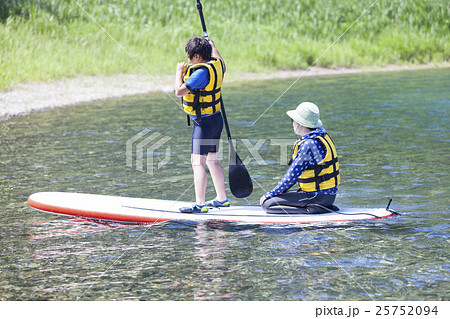 マリンスポーツをする親子 25752094